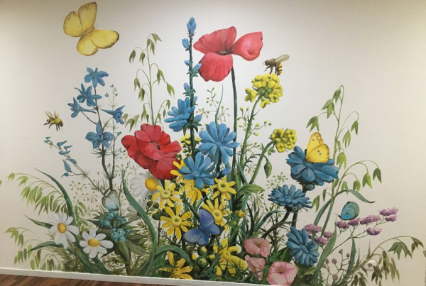 Muurschildering bloemen ZorgAccent 1e etage.
