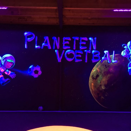 Muurschildering blacklight ruimte
