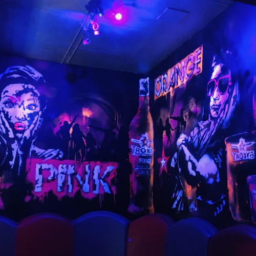 Muurschildering Blacklight Neon. Dancing Bruins